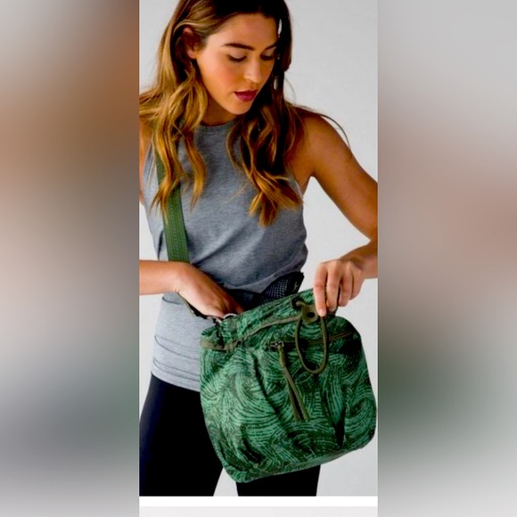 Lululemon Diversity Bag Wanderlust 2016 Mini Wavy Desert Olive Fatigue Rare - Picture 1 of 12